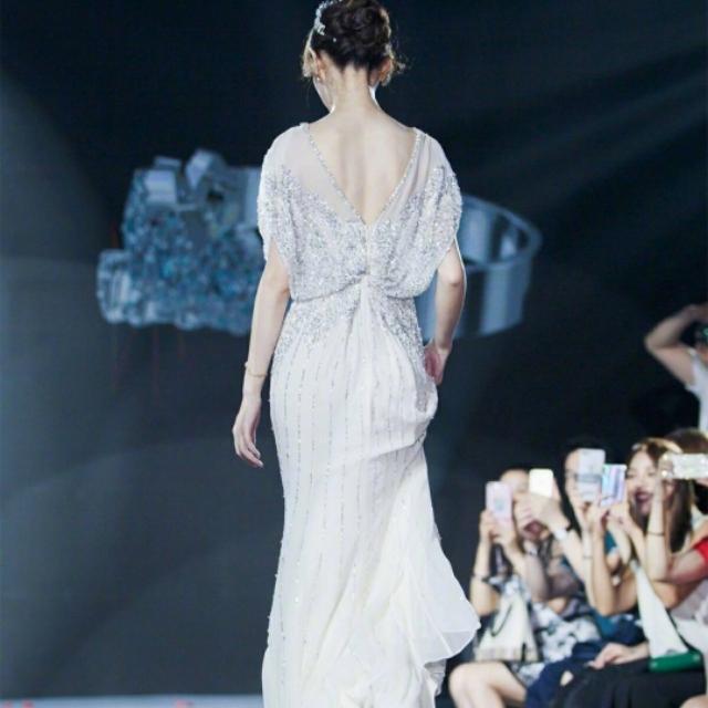 唐嫣是一个背影杀手!美背像极了牛奶皮肤,罗晋真是有福气