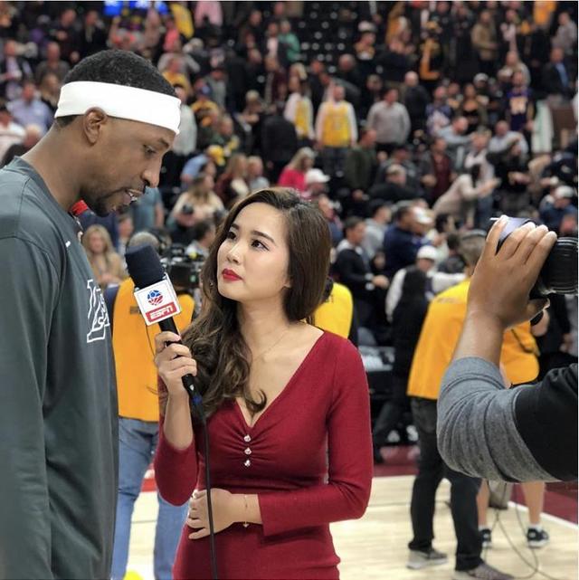 最美篮球女记者,烤肉姐颜值高身材棒,和利拉德社交好