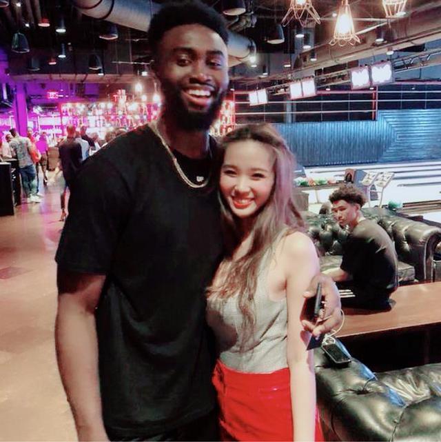 最美篮球女记者,烤肉姐颜值高身材棒,和利拉德社交好