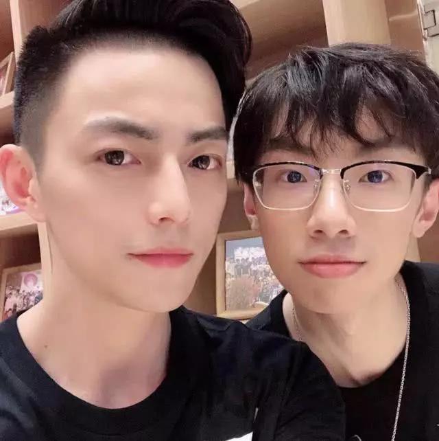 智勋真实身高1米8?"特殊"量高方式曝光,宝蓝45°角火了