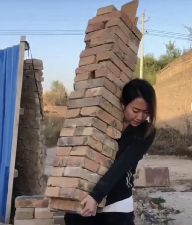 小姐姐搬砖比男人还牛,一次搬几十块,网友:女强人