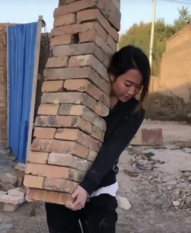 小姐姐搬砖比男人还牛,一次搬几十块,网友:女强人