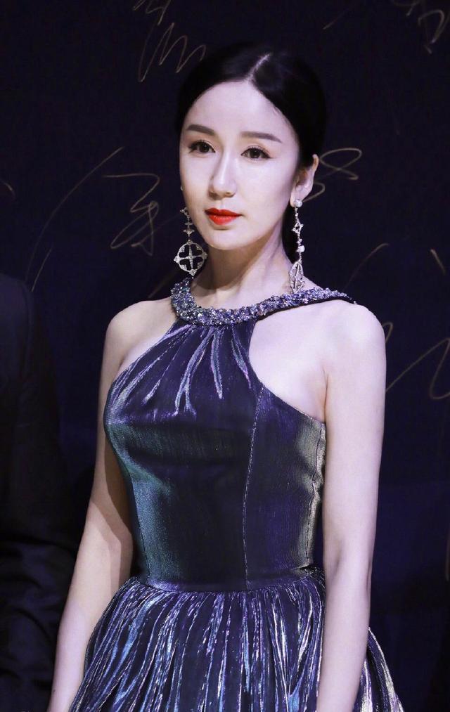 娄艺潇在红毯上转圈被嘲笑,被问到回应称很自责,自己看起来好傻