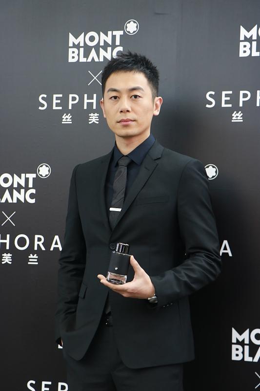 "行走的荷尔蒙"朱亚文现身某品牌活动 寸头西装尽显熟男魅力