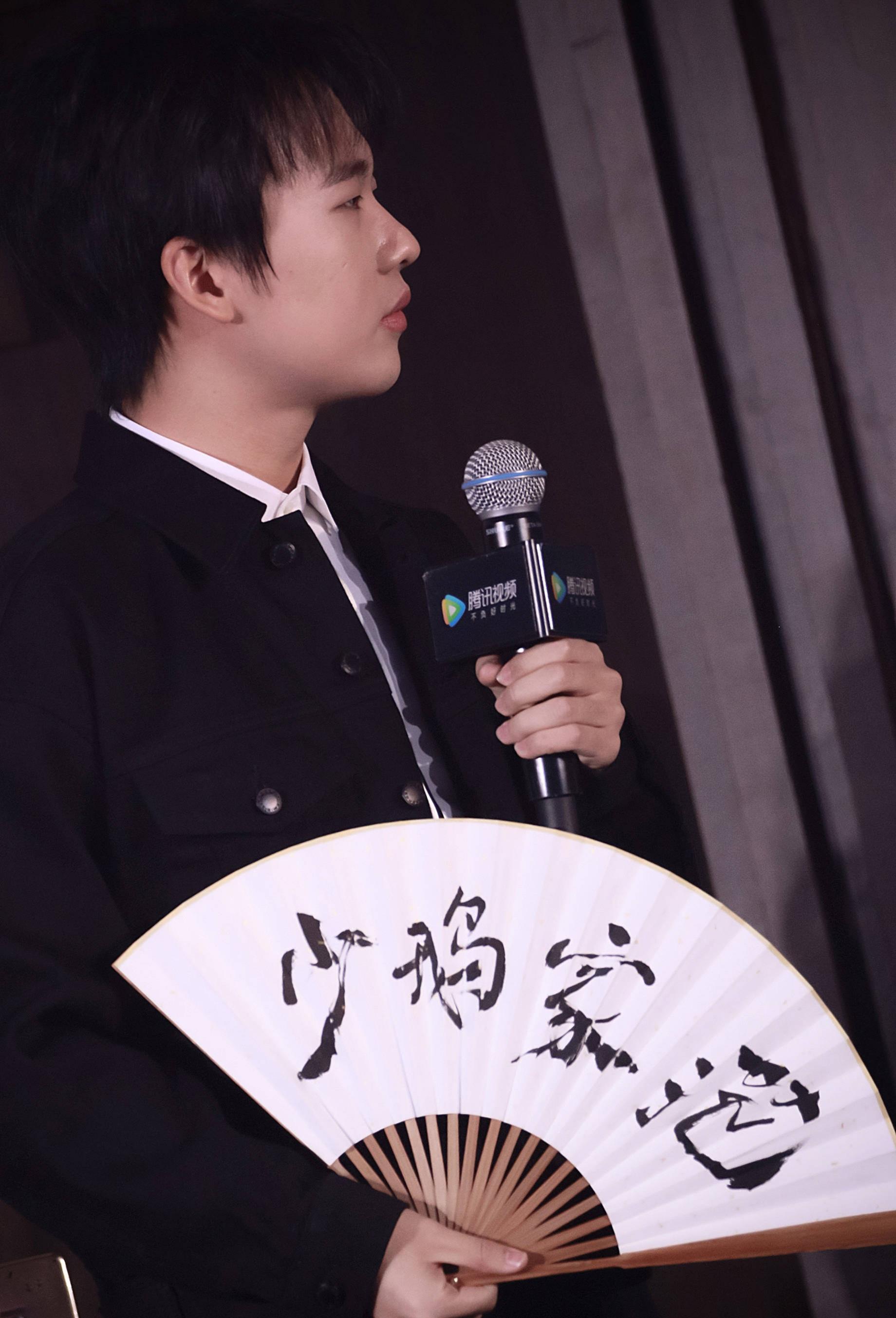 其实郭麒麟私下里还是非常喜爱黑白色系的穿搭,而且这两种颜色搭配