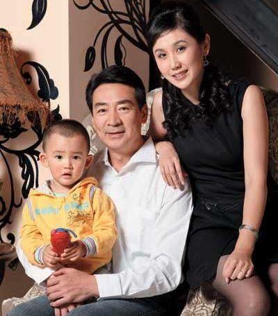 62岁寇振海全家照,娶小21岁娇妻,54岁老来得子