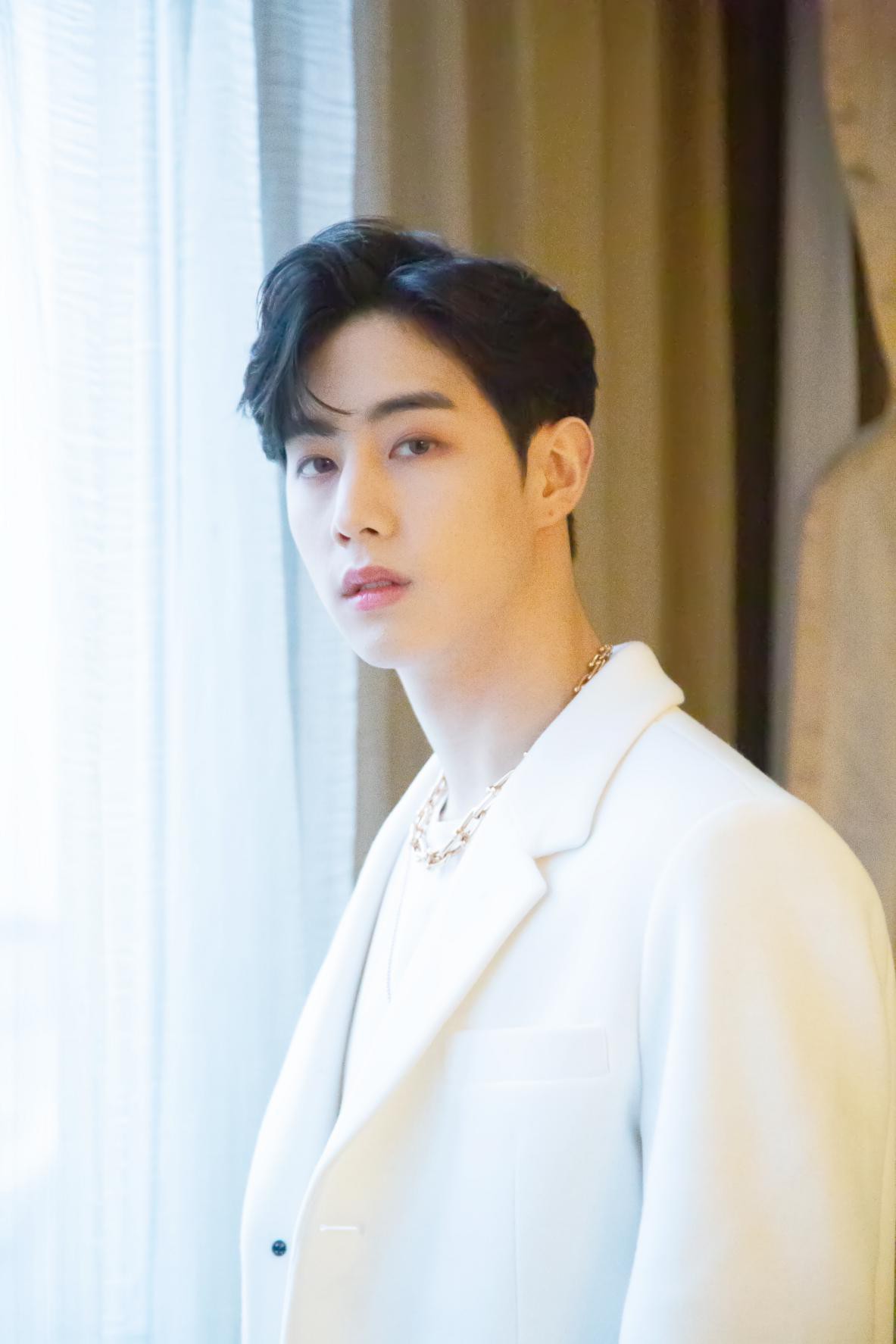 段宜恩人间名画 白色西装尽显简约雅致