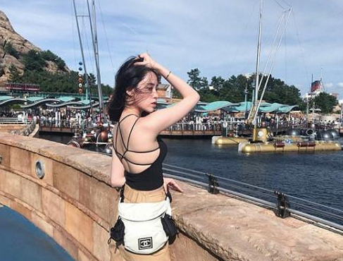 本以为欧阳娜娜身材够撩了看到姐姐欧阳妮妮比基尼照我酸了