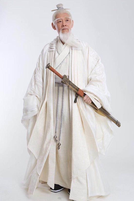 剧中的他一身白衣,仙风道骨,引发网友的热烈期待,纷纷称"李光复老师太