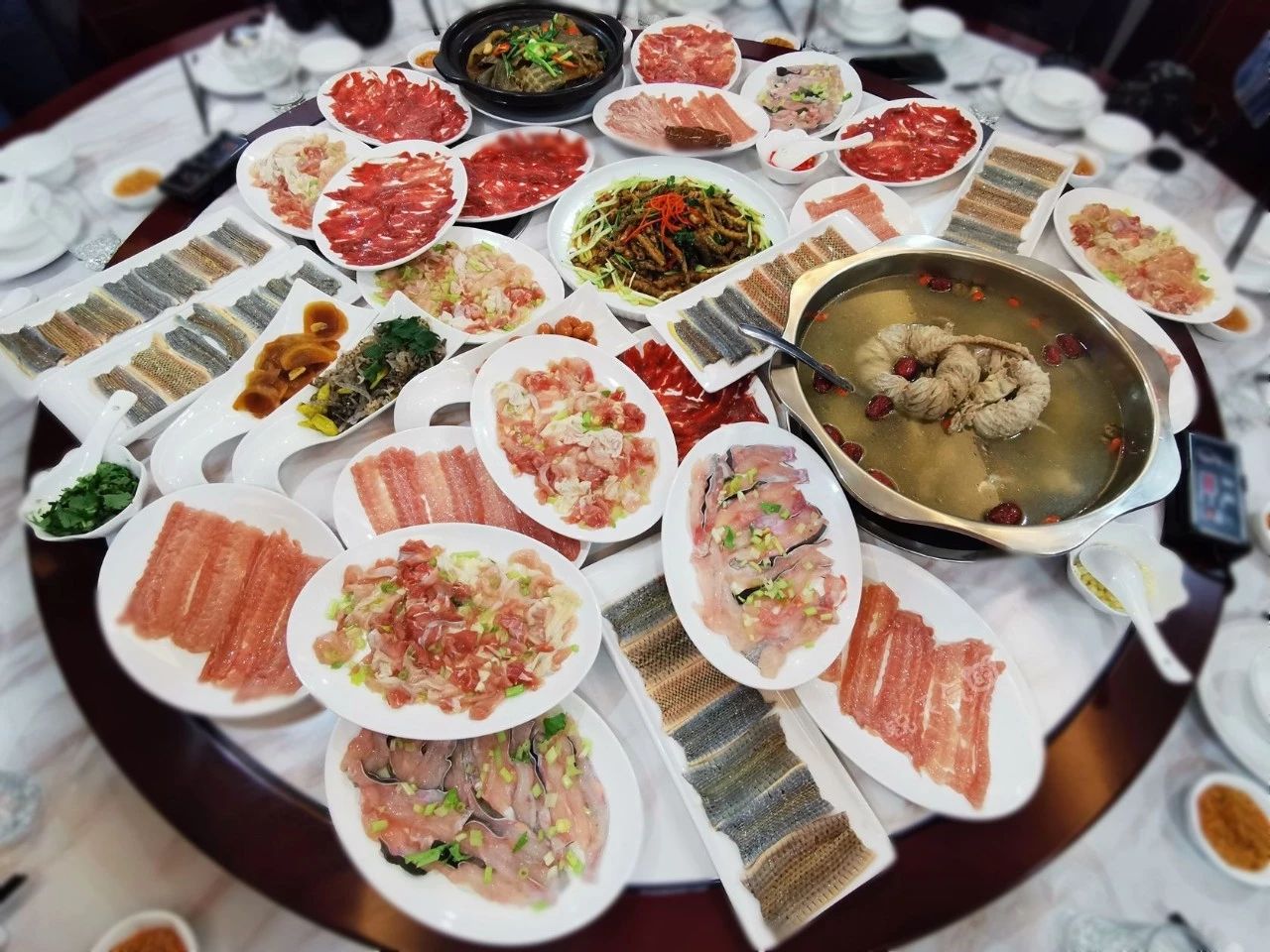 冬令进补全蛇宴,炖甲鱼,烧大鲵,焖竹鼠,一桌好酒好菜如何消受