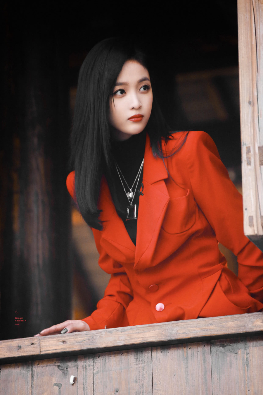 "小甜豆"吴宣仪,穿2290西装配1990长裤,换个配色秒变总裁范?