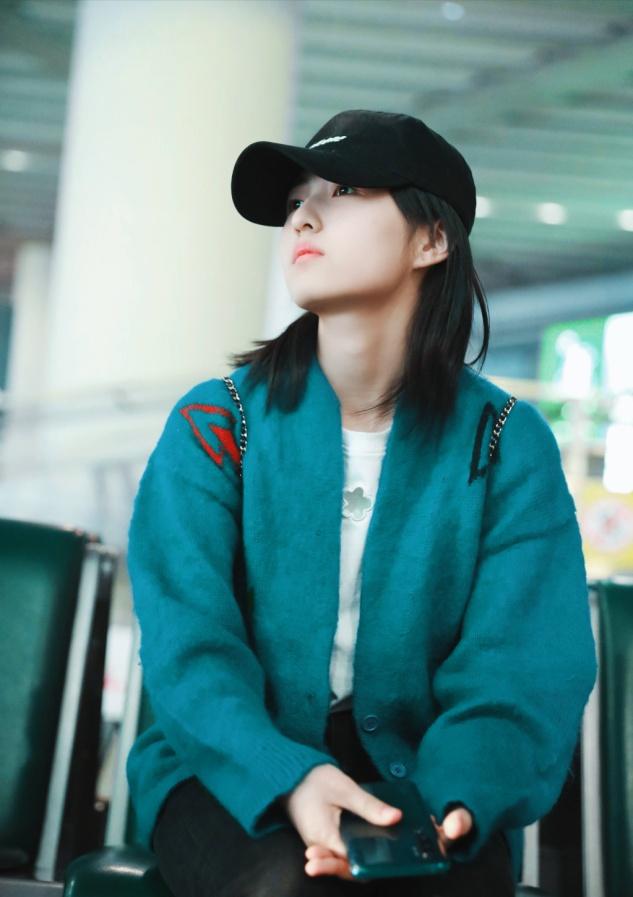 张子枫竹节辫好调皮,卡通毛衫配牛仔裤路演,元气满满少女感十足