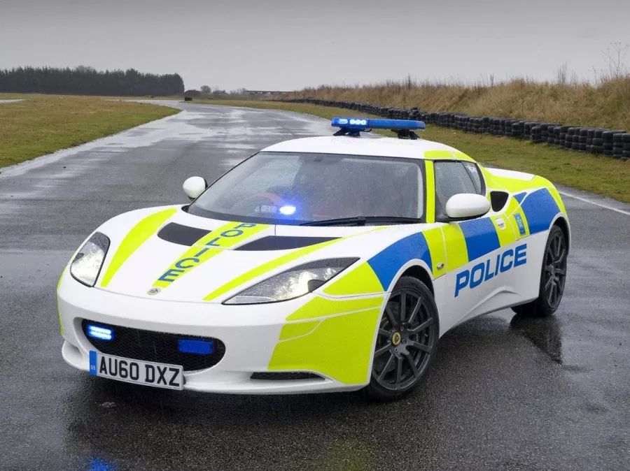 各国警车盘点:gt-r不算"最牛警车"阿斯顿·马丁才刚刚起步