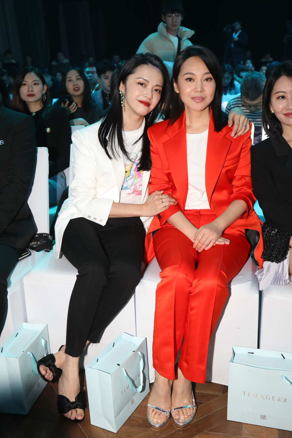 姚晨闫妮同框引发回忆杀两人都穿西装一红一白靓丽吸睛