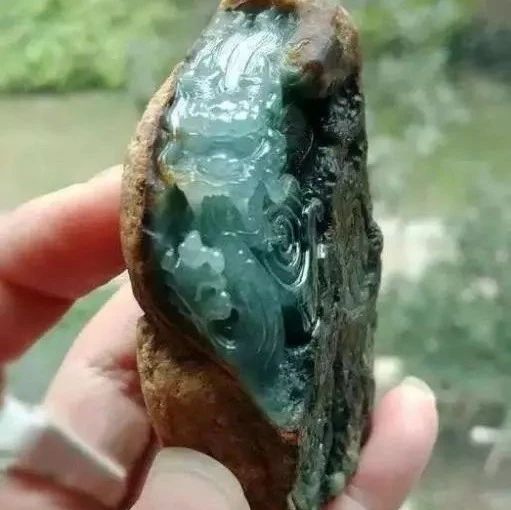 【玉石】玉雕界中翡翠的带皮雕刻,是一种艺术,个个精美绝伦|翡翠_新浪新闻