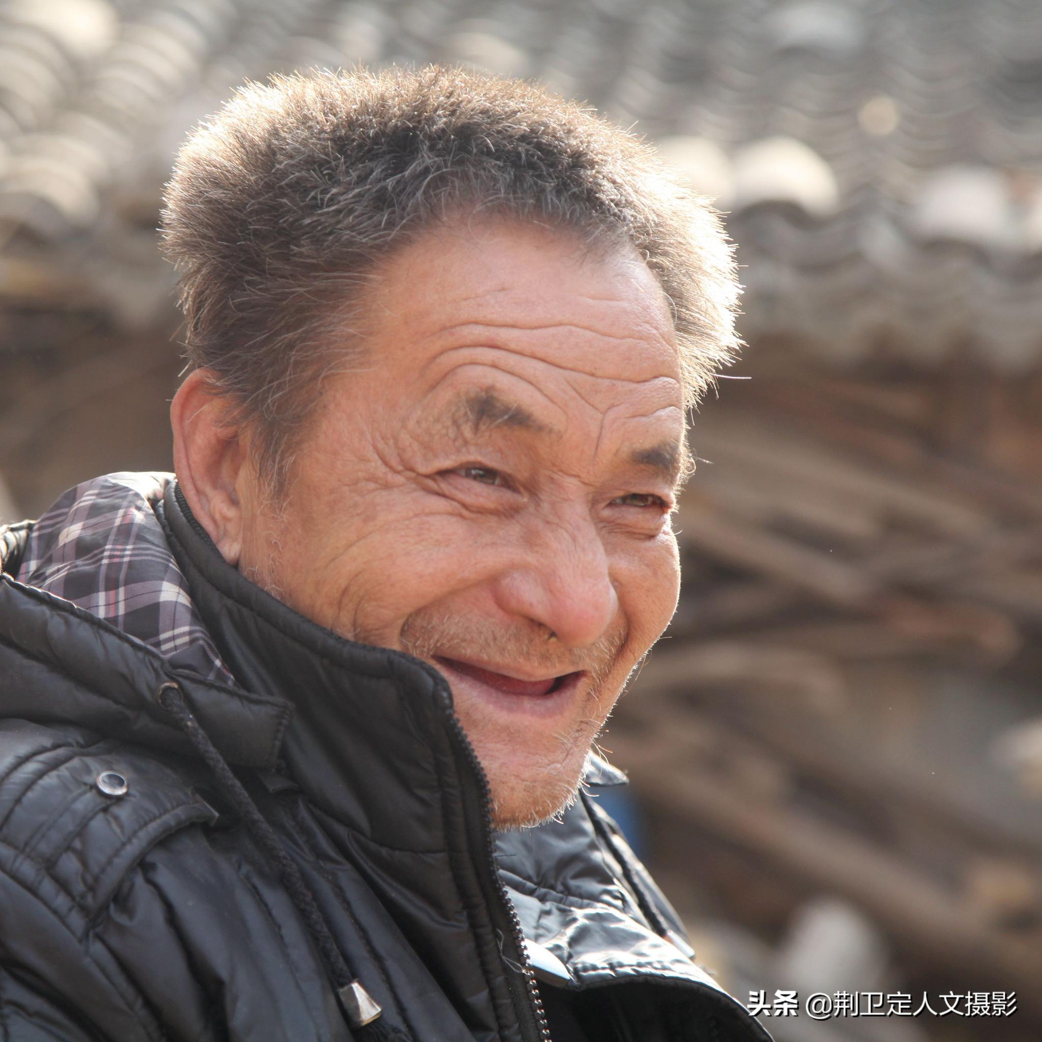 这是陕西省合阳县一位农民大叔家养的"大鸟",被村民们称为"凤凰鸡"的
