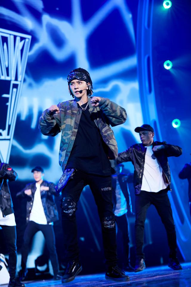 罗志祥私服少年感满满,扎小辫穿学生裤无压力,怪不得可以演学生