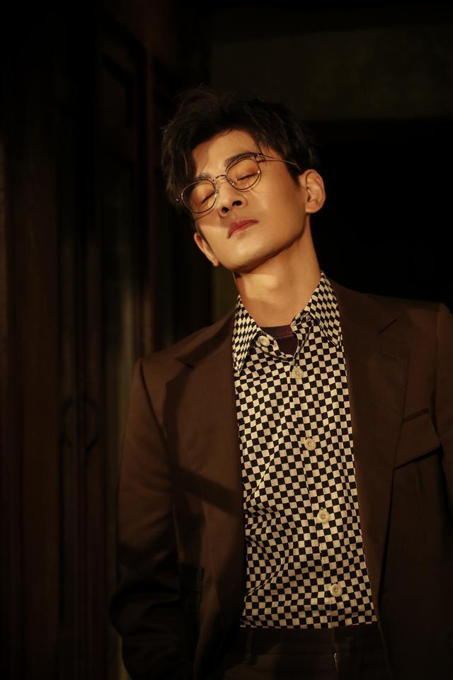 40岁乔振宇玩起"眼镜杀"真心撩,身着撞色卫衣似花样少年