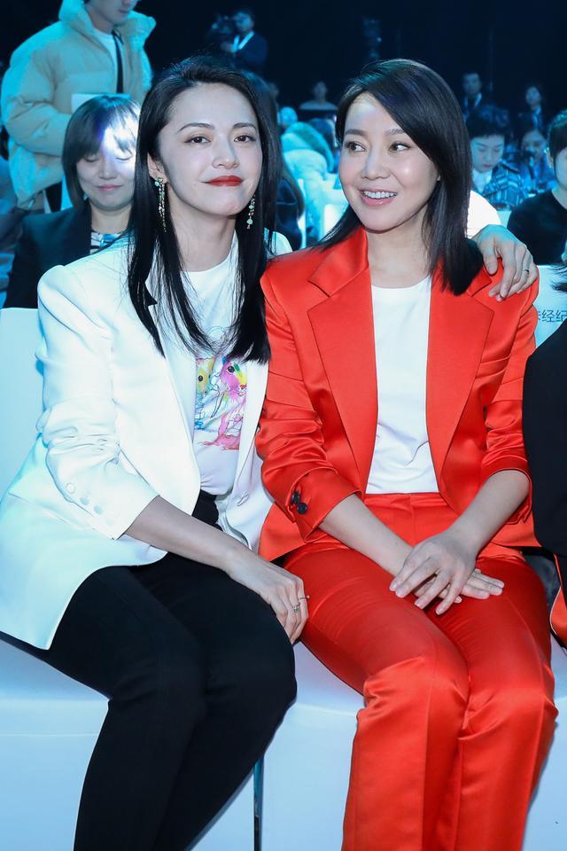 姚晨和闫妮两人的头挨得非常近,不过女明星同框就意味着有对比,看姚晨