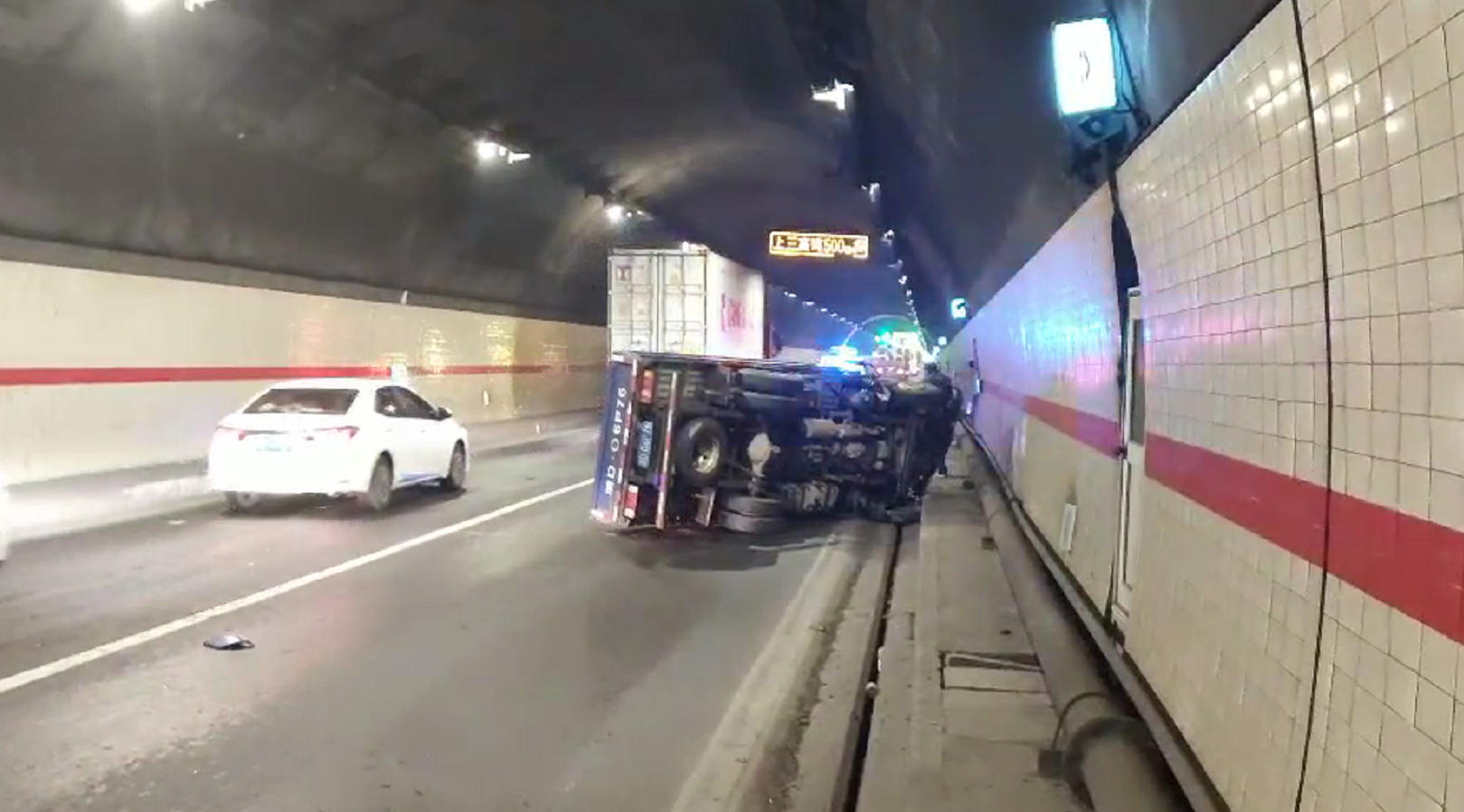 猫狸岭隧道群翻车 几秒钟的习惯让车主毫发无伤