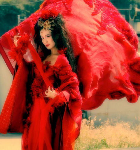 她是《仙剑3》里的火鬼王,曾被范冰冰提携,空有美貌却不红