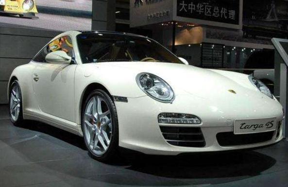 她是中国女首富,身家1700亿,名下豪车无数,却有车不能开