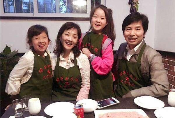 45岁牛莉一家近照,老公比郭冬临还帅,样貌依旧似少女