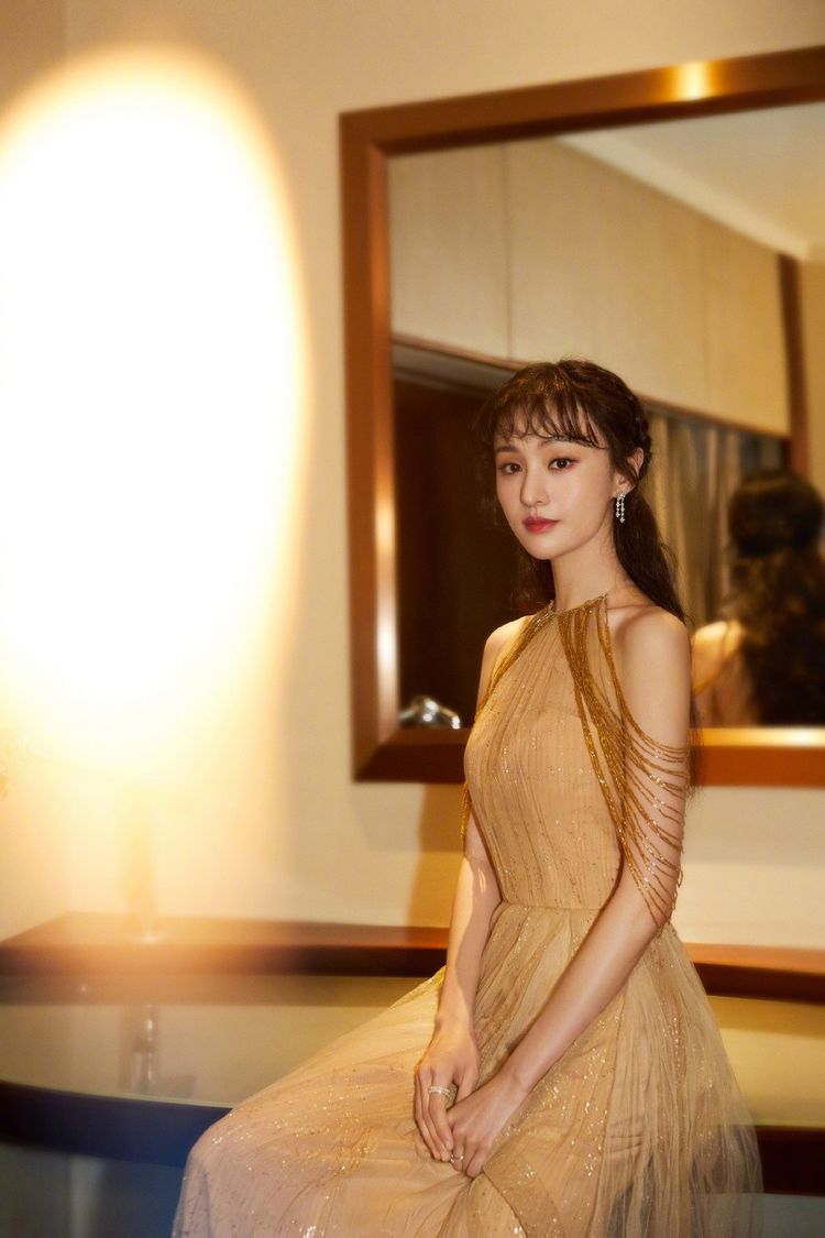 郑爽不愧是小仙女,一袭露肩金色长裙配空气刘海,美回校园初恋