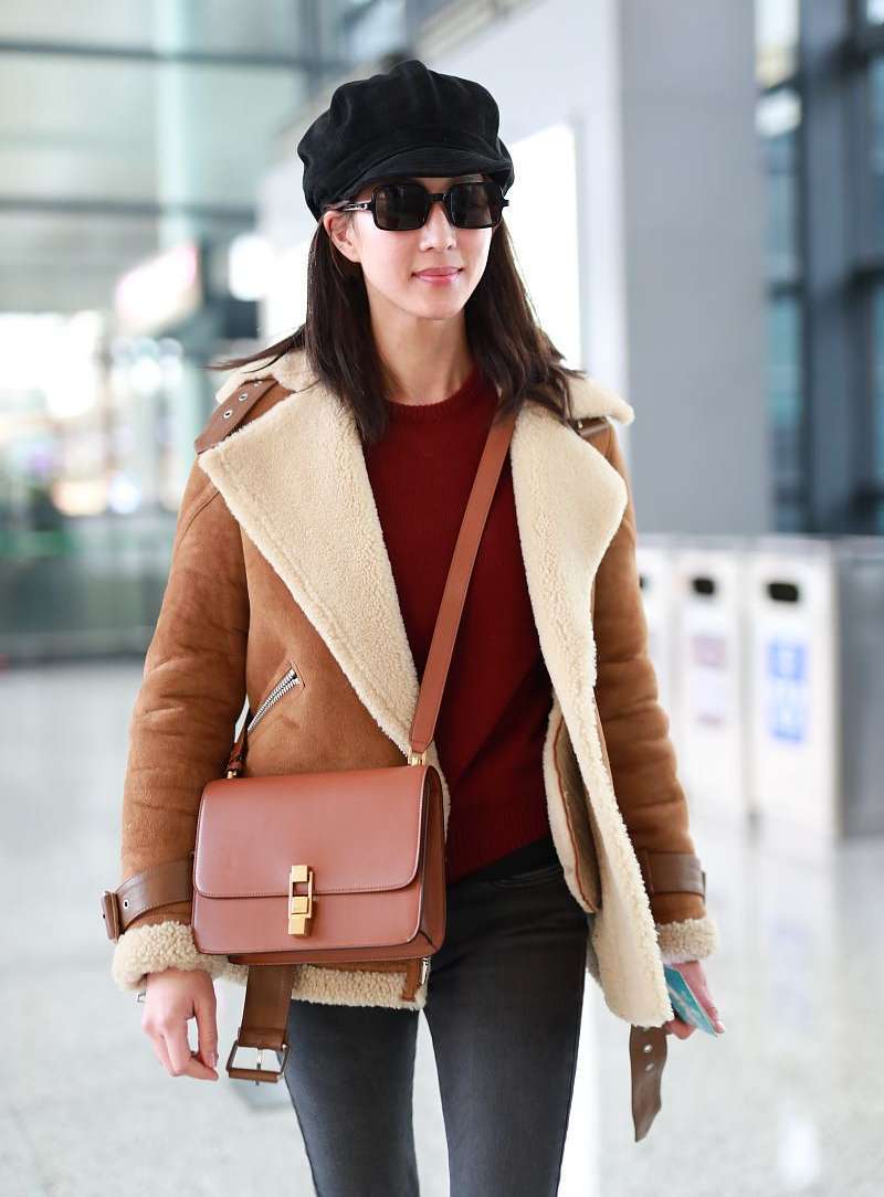 张钧甯霸气依旧,铅笔裤穿出"筷子腿",配皮毛一体外套真时髦