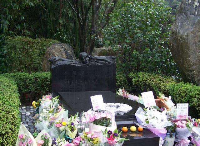 粉丝为高以翔点灯祈福,被墓园美景深深打动,古朴雅拙又仙气飘逸