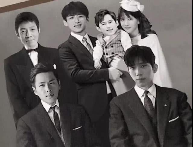 白敬亭晒一家6口全家福,手中抱的小孩太显眼,何炅看了想打人