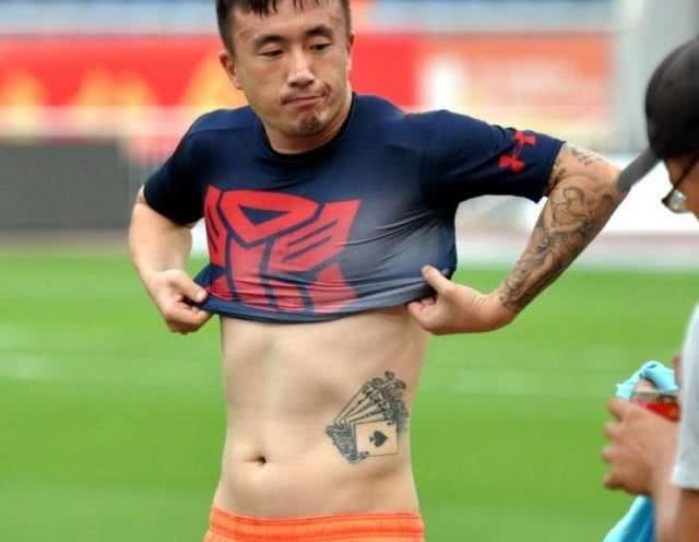 朱婷首度公开腰胯处深凹的伤痕,国足却满是肥肉