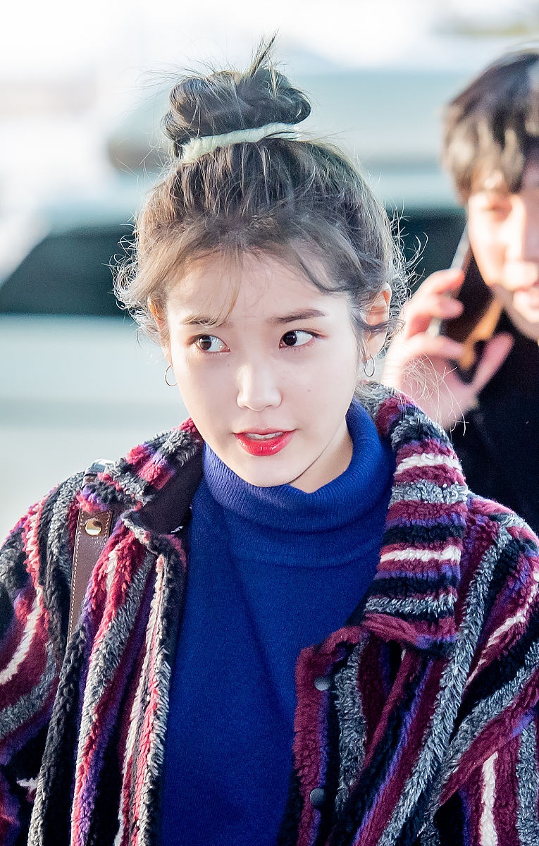 现身机场的iu还扎了一个相当清新减龄的丸子头,看上去也是非常的可爱