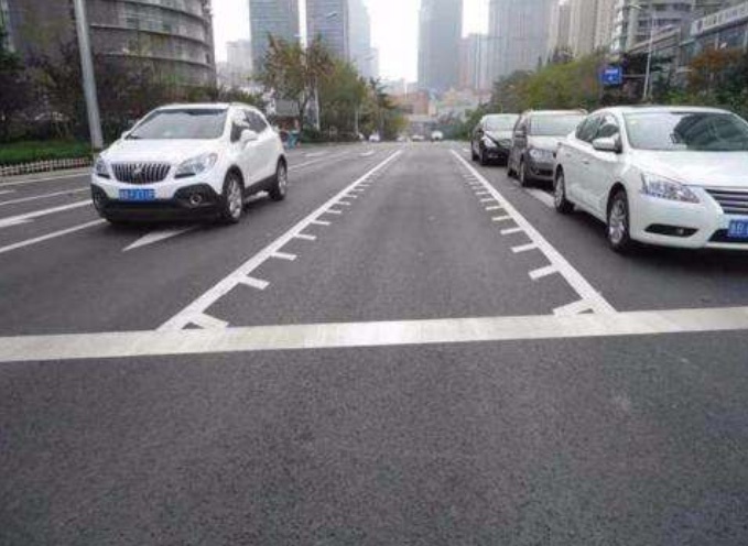 这一交通标线让许多老司机看傻眼 网友：不懂要吃亏