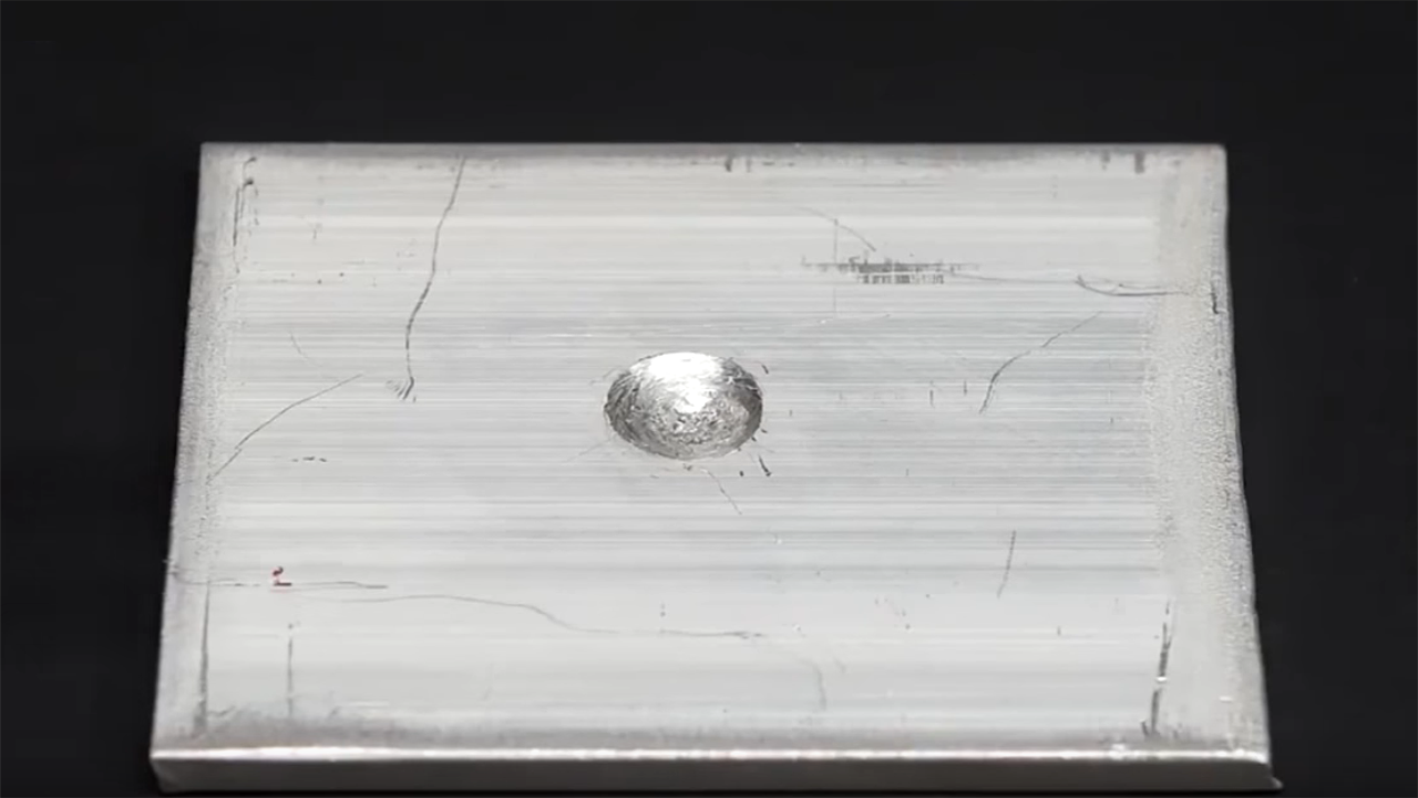 为什么一滴水银可以摧毁一架飞机?看水银滴铝板上的反应就知道!