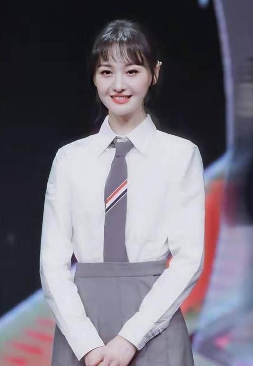 郑爽不愧为颜霸!白色衬衫配学生裙美回18岁