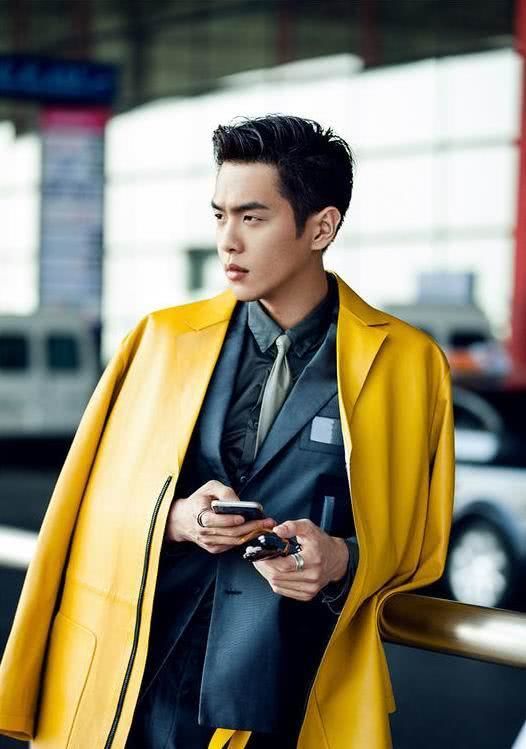 张若昀身着灰色西服套装,搭配的白色滑板鞋,较为绅士优雅