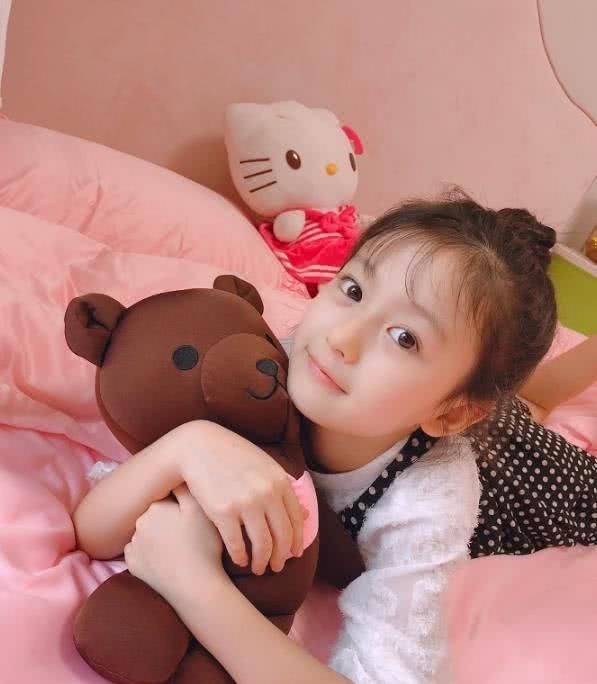 王思聪都关注的9岁网红,每次出镜必化妆,未修图的她竟长皱纹了