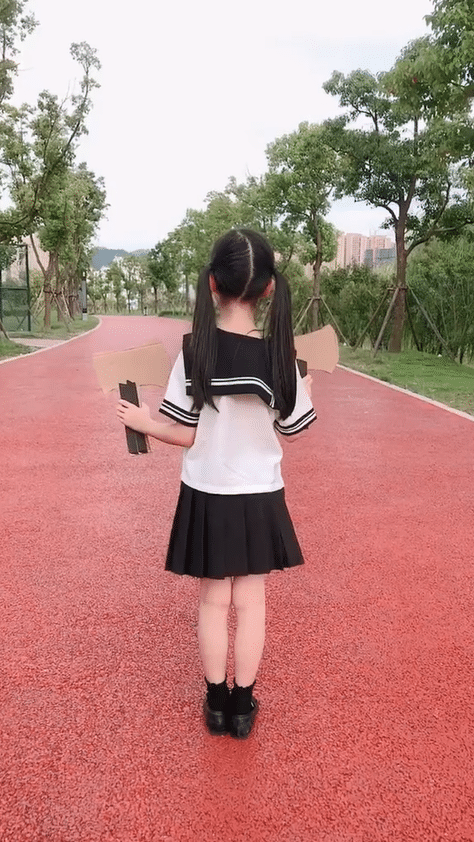 很可爱的双马尾美女,这制服很适合!