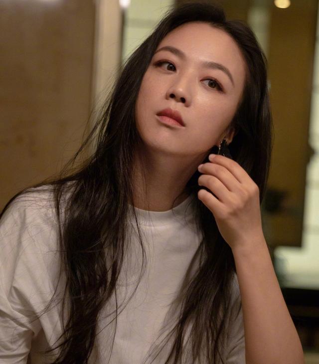 汤唯终于瘦了!全白造型高级简约,宽肩大骨架的缺陷被完美隐藏