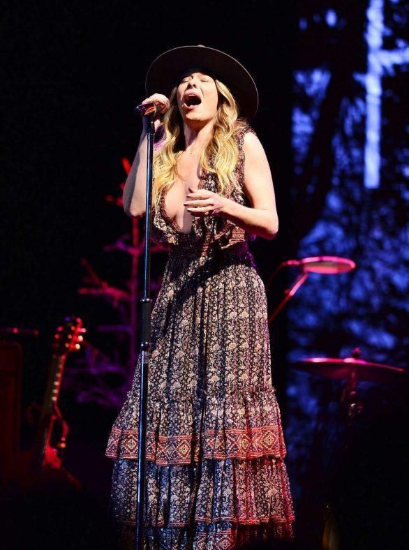 37岁的黎安·莱姆斯身穿印花美裙戴黑色帽子上台献唱