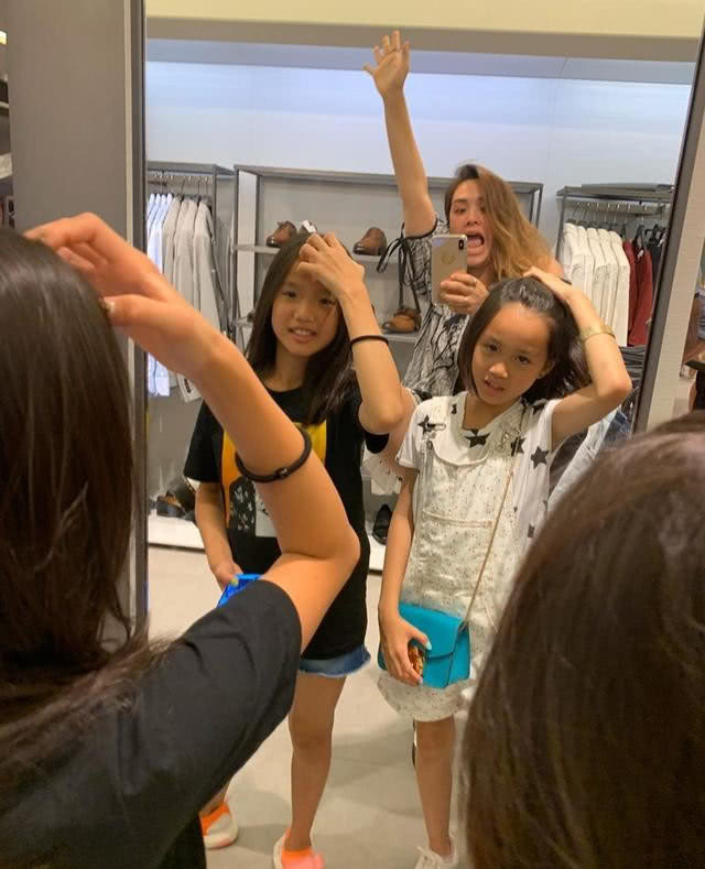 钟丽缇大女儿晒姐妹同框照,考拉不如小时候水灵,二女儿颜值逆袭