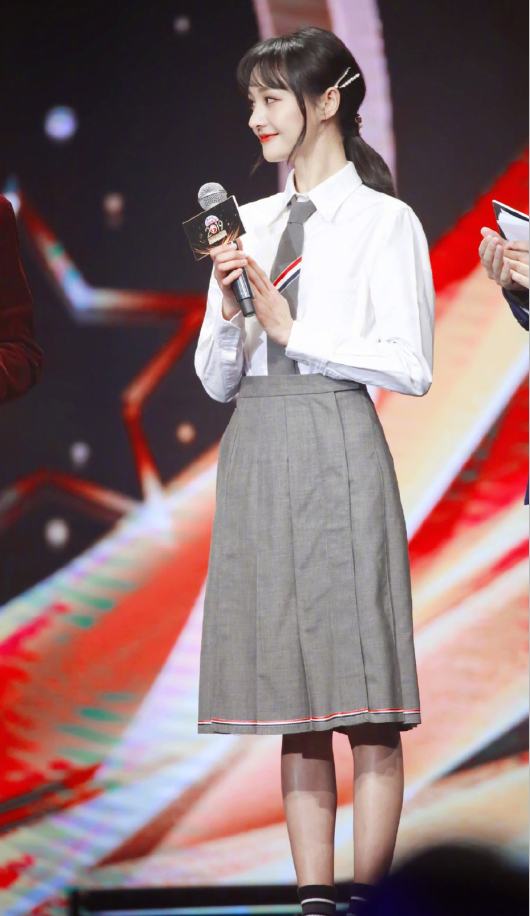 28岁郑爽穿"学生装",站在舞台中间,抓拍镜头下鼻子很真实