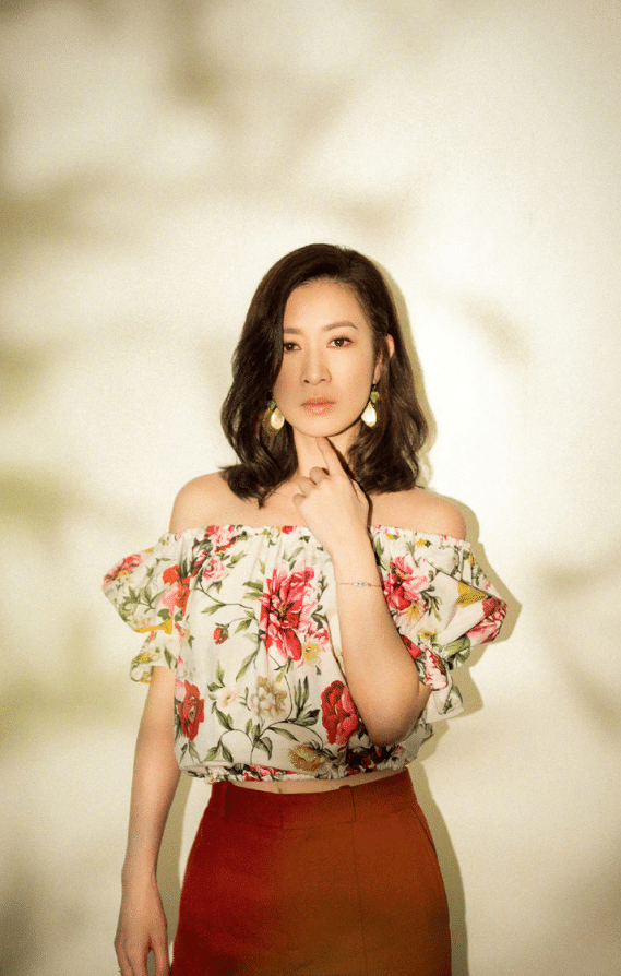 佘诗曼气质写真,清爽自然尽显知性美