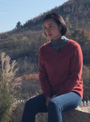 47岁吴越晒剧照成村姑,肤色变黑显粗糙,与陈建斌分手后感情成谜