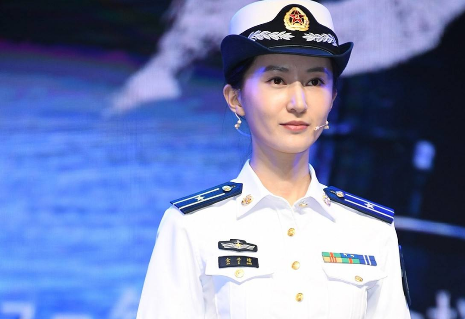 虽然没有演戏的经验,但是刘璐在《深海利剑》中的表演可圈可点,这可能