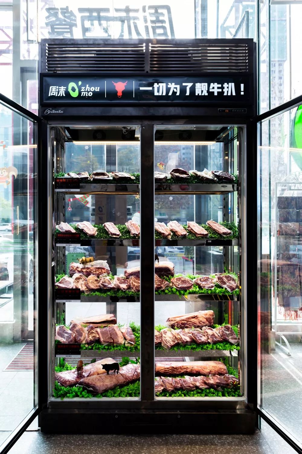 敢自信的把原材料摆在顾客面前潮妹进门就被门口的牛肉排酸柜吸引了