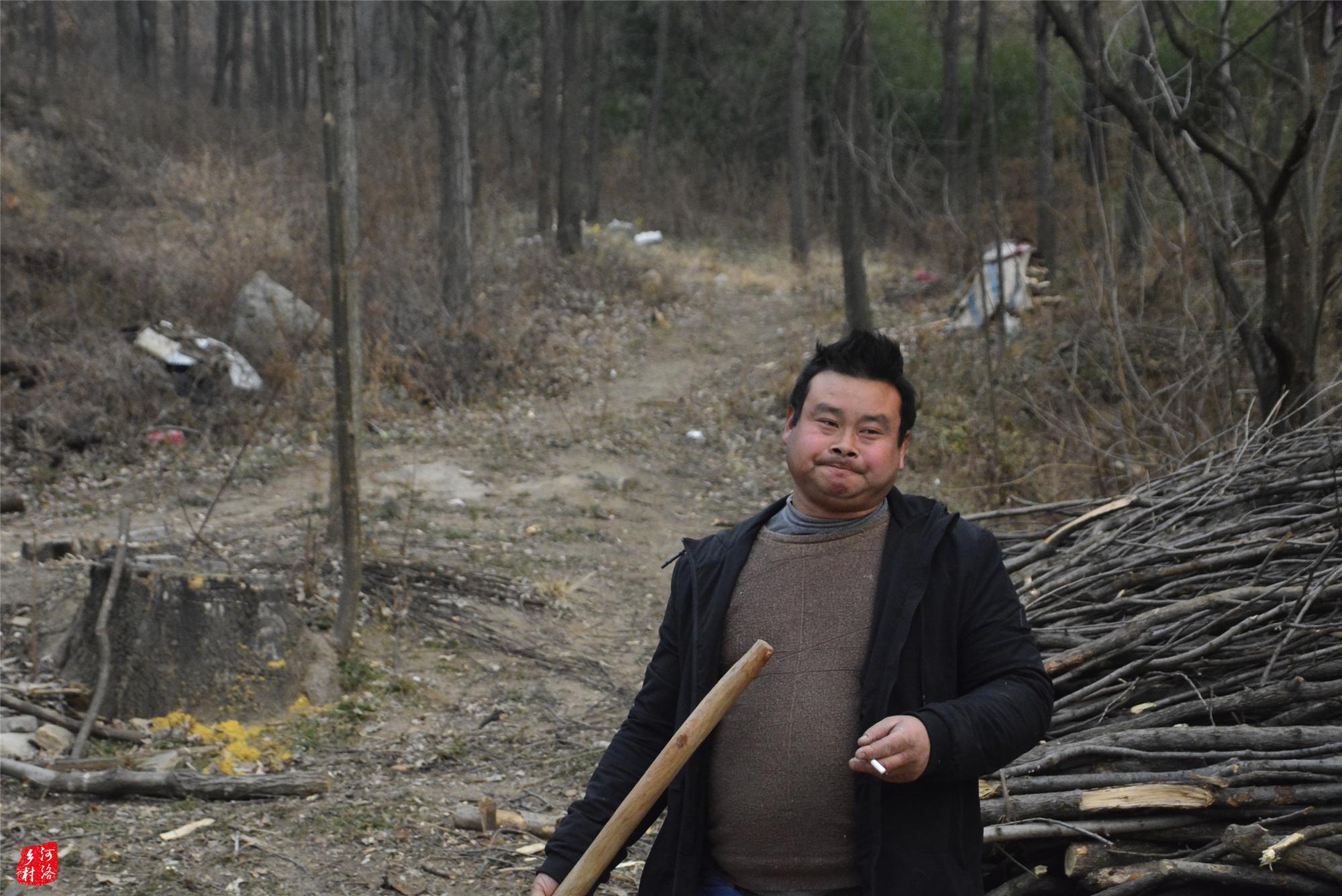 山村大叔没有膝盖骨,拄双拐行走十几年,儿子单身如今也腿疼难忍