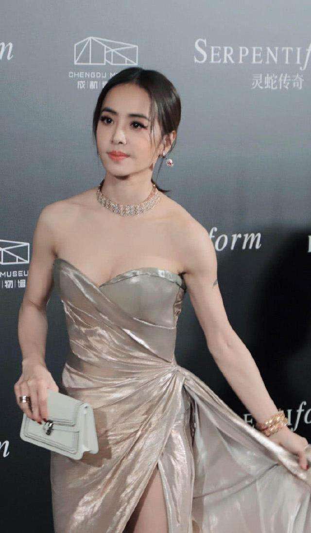 发胖后的蔡依林太炸了,身材已达巅峰状态,网友: 不给模特留活路?