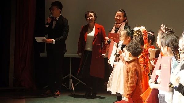 5岁孩子赢取金钟奖得主杨阳老师手中高定奖品,小小年纪天赋异禀